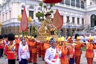 Hoy es el primero de tres días de elaboradas ceremonias de siglos de antigüedad para la coronación formal de Vajiralongkorn, quien lleva más de dos años en el trono tras la muerte de su padre, el rey Bhumibol Adulyadej, fallecido en octubre de 2016, después de siete décadas en el trono