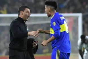 El saludo de Pol Fernández tras lograr la clasificación de Boca a los octavos de final de la Copa Libertadores; el respaldo del plantel fue clave para el DT 