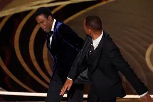 Will Smith golpea al presentador Chris Rock durante la ceremonia de los Oscar (Foto AP/Chris Pizzello)