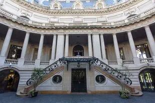 Puertas escondidas, pasillos exclusivos para mucamas y una escalera maldita en el “palacio cultural” de Retiro