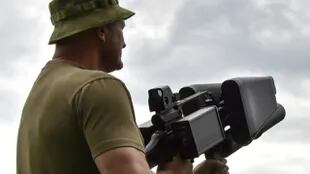 Un militar ucraniano exhibe un arma antidrone en Kiev