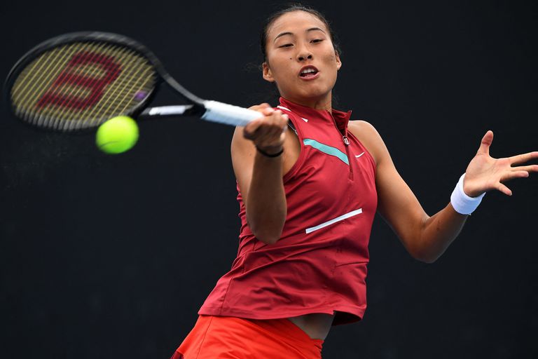 The drive of China's Zheng Qinwen, a 19-year-old who reached the semifinals at the ATP in Melbourne and is inspired by Roger Federer;  this Monday she forgot the rules and celebrated early in her Australian Open first round match against Belarusian Alexandra Sasnovich