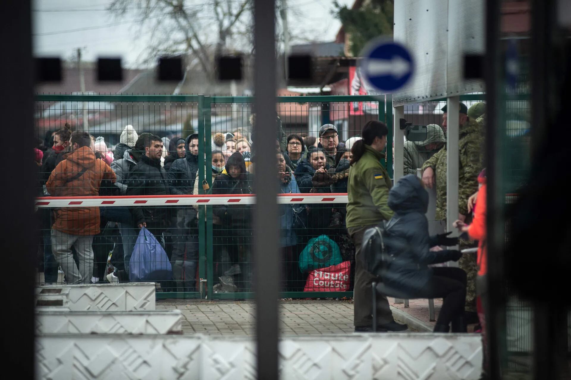 Una fila de personas en el cruce fronterizo entre Eslovaquia y Ucrania en Velke Slemence, Eslovaquia. Los ciudadanos ucranianos comenzaron a huir del conflicto en su país un día después de que Rusia lanzó un ataque militar contra su país