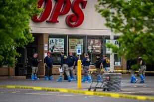 Agente del FBI buscan pistas en el supermercado donde un individuo mató a diez personas de raza negra en Buffalo (Nueva York). Foto del 16 de mayo del 2022. (AP Photo/Robert Bumsted)