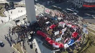 Vista aérea de la protesta de partidos de izquierda en el Obelisco a un año de la toma de Guernica.