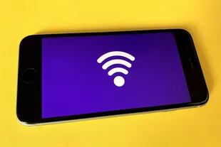 El WiFi es una tecnología que aprovecha las ondas de radio para transmitir información de manera inalámbrica