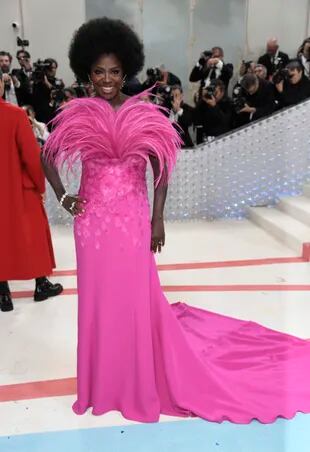 Viola Davis optó por un vestido rosado con pechera de plumas
