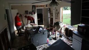 Una casa arruinada por el paso del huracán, ayer, en la localidad texana de Dickinson
