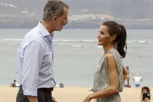 El rey Felipe VI (i) y la reina Letizia (d) en la playa de Las Canteras en su visita a las Palmas de Gran Canaria