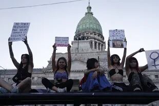 Al atardecer continúa la marcha por el Día de la Mujer en la Plaza del Congreso