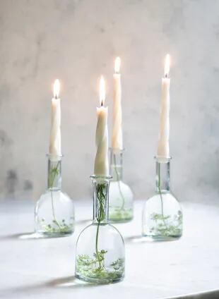 Agua y fuego, un contraste interesante para candelabros con botellas recicladas