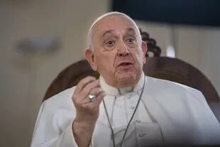 El papa Francisco habla durante una entrevista con The Associated Press en el Vaticano, el 24 de enero de 2023 (Foto AP/Domenico Stinellis)
