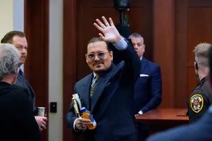 Johnny Depp saluda en la sala del tribunal del circuito del condado de Fairfax, Virginia, el 23 de mayo de 2022