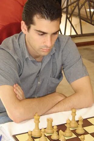 Peralta es el mejor ajedrecista posicional del país y un profesional de este juego, un modelo para los jóvenes.