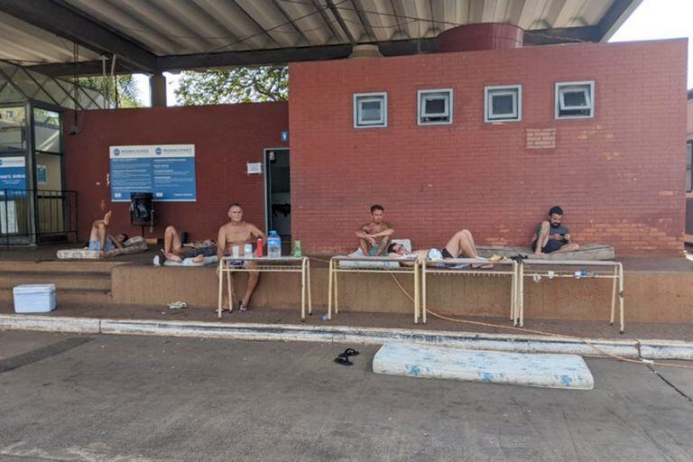 Argentinos varados en la aduana improvisaron un campamento