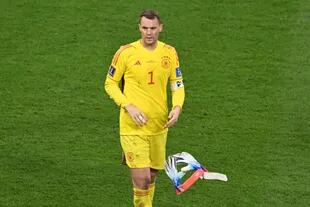 El capitán Manuel Neuer se lamenta después del traspié germano en el debut en Qatar.