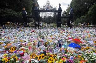 Los tributos florales por la muerte de la Reina en las puertas de Norwich