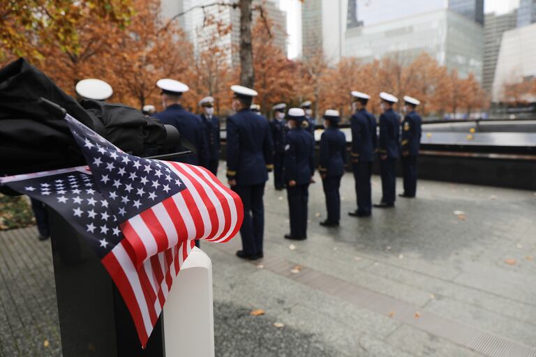 Los miembros de la Guardia Costera de Estados Unidos honran a los veteranos muertos en los ataques del 11 de septiembre en el memorial en la Zona Cero el Día de los Veteranos el 11 de noviembre de 2020 en la ciudad de Nueva York