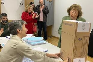 Amalia Karger. Con 93 años fue a votar al colegio mayor argentino en Madrid donde su gesto fue aplaudido por autoridades de mesa y ciudadanos que esperaban para emitir su sufragio