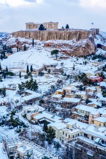 La antigua colina de la Acrópolis cubierta de nieve después de una fuerte nevada el martes 25 de enero de 2022