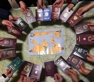 Los pasaportes de los compañeros con los que compartió cursada y formación. 