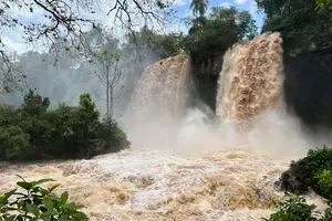 Un turista cayó a las cataratas del Iguazú y lo buscan intensamente