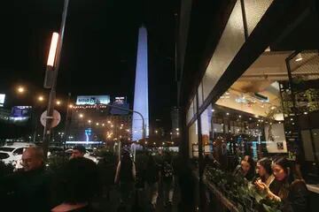 Turistas extranjeras disfrutan de la gastronomía porteña a metros del Obelisco