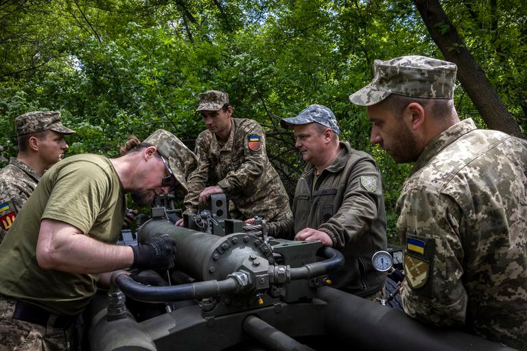 Soldados ucranianos operan un obús M777 de fabricación norteamericana