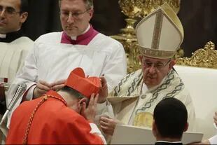 Francisco le entrega el birrete cardenalicio al italiano Giovanni Becciu