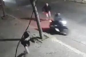 Se tiró encima del ladrón que le había robado la moto, lo hizo caer y logró recuperarla