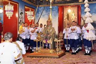 Maha Vajiralongkorn, en el trono ante diplomáticos y dignatarios durante su coronación en el Gran Palacio