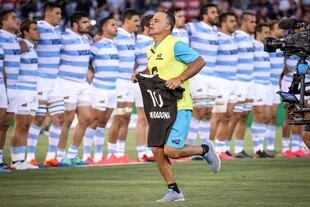 Nicolás Fernández Miranda fue el encargado de llevarse de la cancha la camiseta que el capitán de All Blacks había dejado en el césped en homenaje al recientemente fallecido Diego Maradona; Nueva Zelanda vuelve a estar en el camino de los Pumas, los próximos dos sábados.