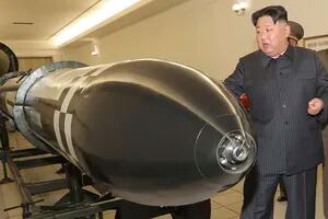 Kim exhibió por primera vez sus nuevas ojivas nucleares y pidió a sus científicos ampliar el arsenal