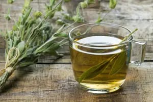 El ingrediente secreto del té “milagroso” para aliviar el dolor estomacal