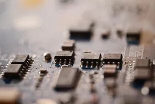 En el mundo escasean los microchips que se utilizan en la mayoría de las industrias tecnológicas.