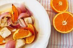 Pollo al horno con naranjas y cebolla morada