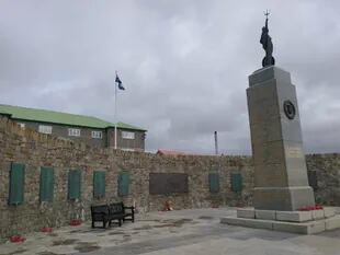 El homenaje a los caídos en la guerra, en la entrada de la capital malvinense