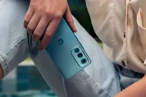 Probamos el elegante Motorola Edge 30 Neo, que viste el color del año - LA  NACION