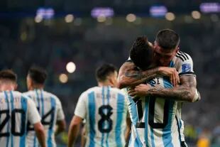 Lionel Messi festeja un gol junto a Rodrigo De Paul durante el partido que disputan Argentina y Australia, por los octavos de final de la Copa del Mundo Qatar 2022 en el estadio Ahmed bin Ali, Umm Al Afaei, Qatar, el 4 de diciembre de 2022.