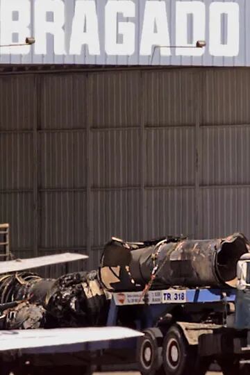 El hangar de transportes Bragado, adonde fueron llevados los restos del avión