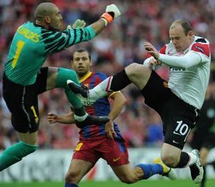 Una entrada fuerte de Rooney ante Victor Valdes (L), en un partido frente a Barcelona por la Champions League