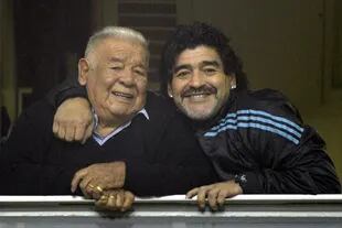 Junto a su padre, Don Diego, en la cancha de Boca, en 2012