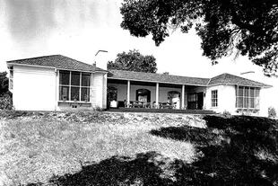 La casa que el arquitecto Wurster construyó para la abuela de Butler en 1935, a casi 100km de San Francisco. (Archivo personal de Lewis Butler).