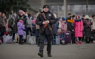 Cientos de personas esperan un tren con destino a Kiev en Kostiantynivka, región de Donetsk, este de Ucrania