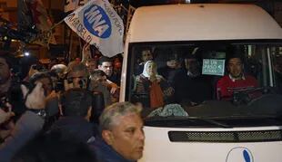 Hebe de Bonafini, al llegar anoche a Mar del Plata, recibida por militantes