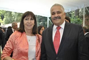La exsubsecretaria de la AFIP Patricia Vaca Narvaja junto al embajador de Cuba en Venezuela Dagoberto Rodríguez Barrera