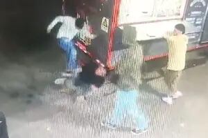 Dos hombres lo patearon en la cara  a la salida de un boliche