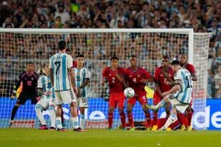 El tercer tiro libre de Lionel Messi fue imposible para el arquero Juan Guerra, de gran actuación 