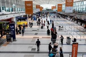 Detuvieron a cuatro iraquíes que intentaban abordar un avión a Ámsterdam con pasaportes falsos