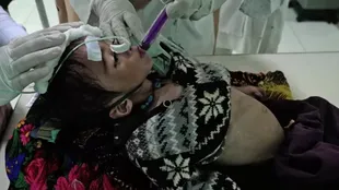 Jalil Ahmed recibe atención urgente en un hospital de Lashkar Gah. Desde el ascenso del Talibán, Afganistán sufre una crisis económica que impacta su sistema de salud